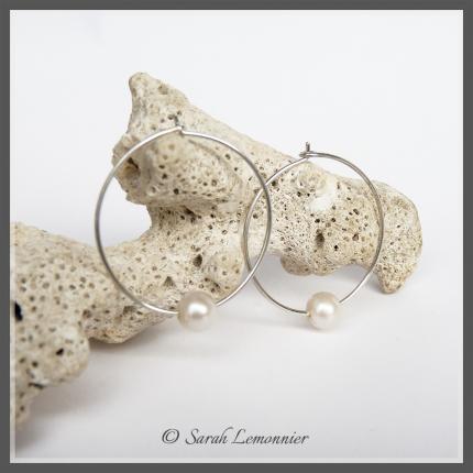 boucles d oreilles créoles en argent et perle de culture ronde blanche