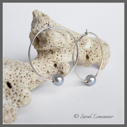 créoles artisanales en argent et perles de culture bleue