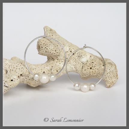 boucles d oreilles créoles en argent et trois perles de culture blanche
