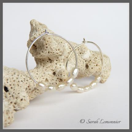 boucles d oreilles créoles en argent et cinq perles de culture blanche grain de riz