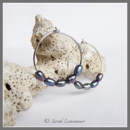 Boucles d oreilles créoles et perles de cultures grain de riz bleues-vertes