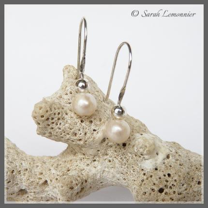 petites Boucles d oreilles courtes et perles de culture blanche
