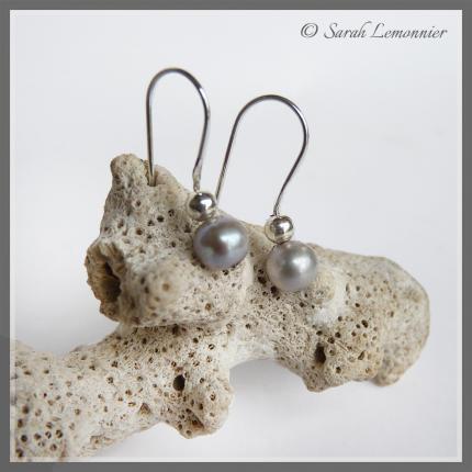 Petites Boucles d oreilles courtes et perles de culture ronde bleue irisée