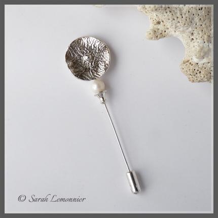 Broche fibule fleur en argent et perle de culture blanche, accessoire mariage